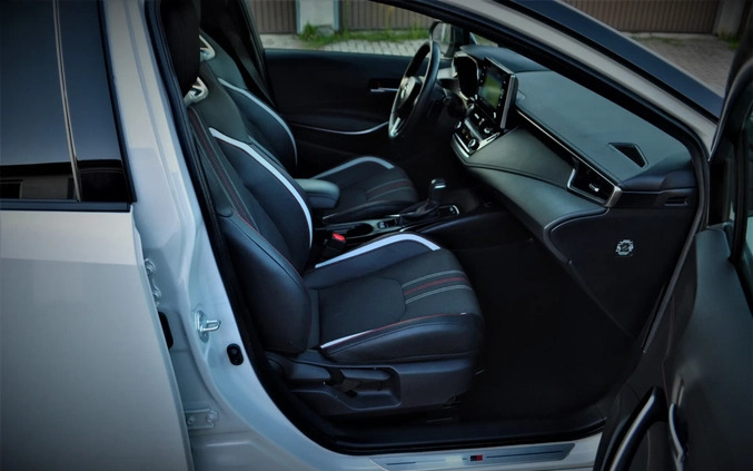 Toyota Corolla cena 94900 przebieg: 33000, rok produkcji 2020 z Drezdenko małe 667